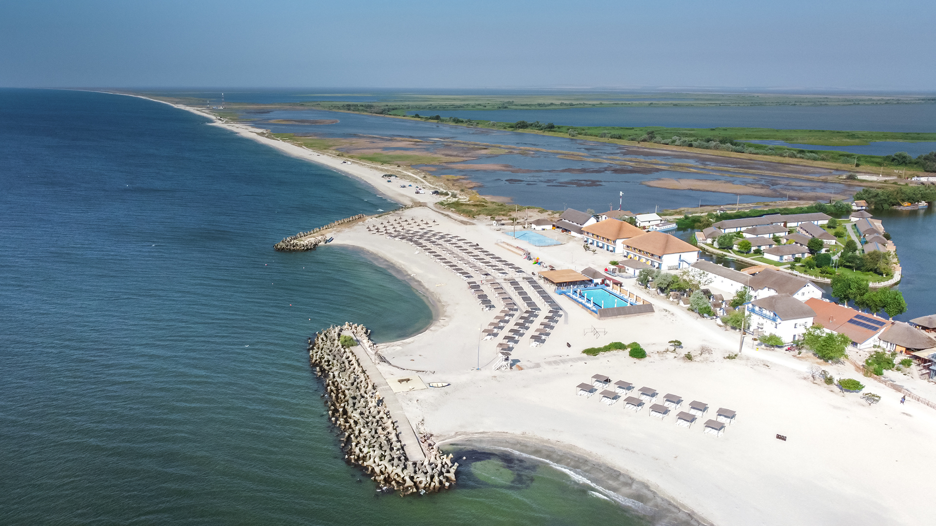 Gura Portitei intre Delta si Mare, plaja su untreaga statiune vazuta din drona